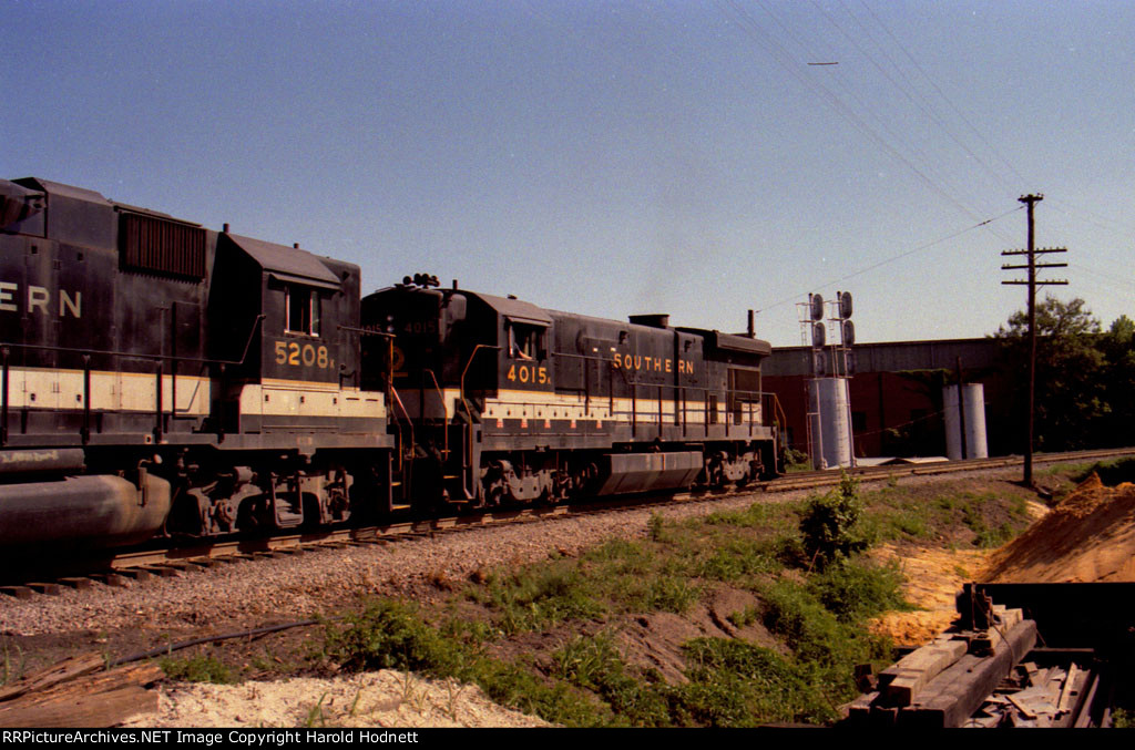 SOU 4015 leads a train around the curve to Boylan Junction